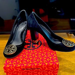 Tory Burch Suede black and gold logo high block flash heel size 6. Excel conditi